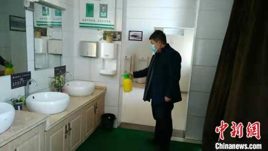 圖為2月初,工作人員對敦煌市旅游景區(qū)衛(wèi)生間進行防疫消毒。 敦煌市委宣傳部供圖 攝 圖為2月初,工作人員對敦煌市旅游景區(qū)衛(wèi)生間進行防疫消毒。 敦煌市委宣傳部供圖 攝