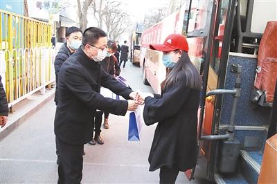 蘭州市包車(chē)免費(fèi)接72名務(wù)工人員返蘭復(fù)工（圖）