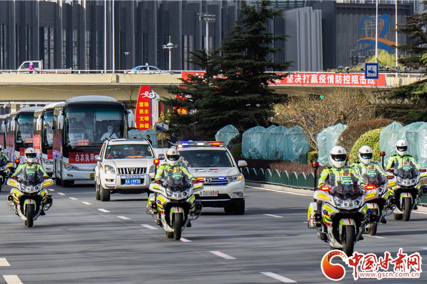 甘肅省第六批支援湖北醫(yī)療隊凱旋 蘭州公安交警最高禮遇護航（圖）