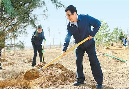 林鐸參加省城蘭州義務植樹活動時強調 牢固樹立綠水青山就是金山銀山的理念 為全面建成小康社會創造良好生態環境 歐陽堅孫偉等參加