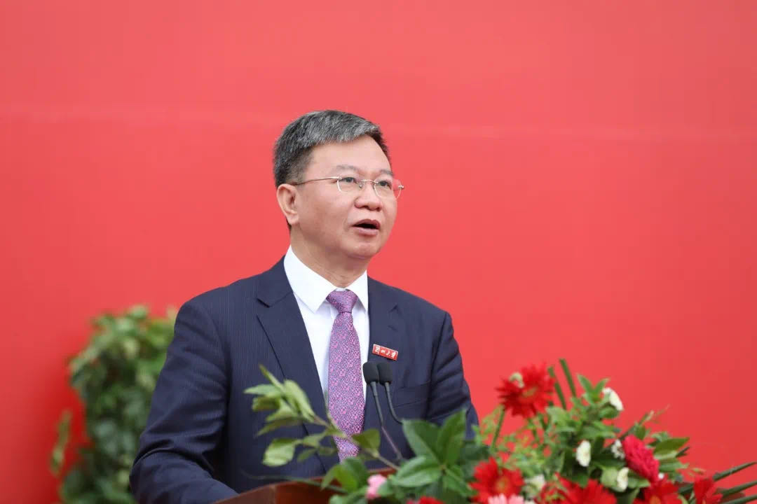 蘭州大學(xué)校長嚴(yán)純?nèi)A寄語2020屆本科畢業(yè)生：做敢擔(dān)當(dāng)、能擔(dān)當(dāng)、有擔(dān)當(dāng)?shù)娜?>
        </a><em>蘭州大學(xué)校長嚴(yán)純?nèi)A寄語2020屆本科畢業(yè)生：做敢擔(dān)當(dāng)、能擔(dān)當(dāng)、有擔(dān)當(dāng)?shù)娜?/em></li>
    <li><a  target=