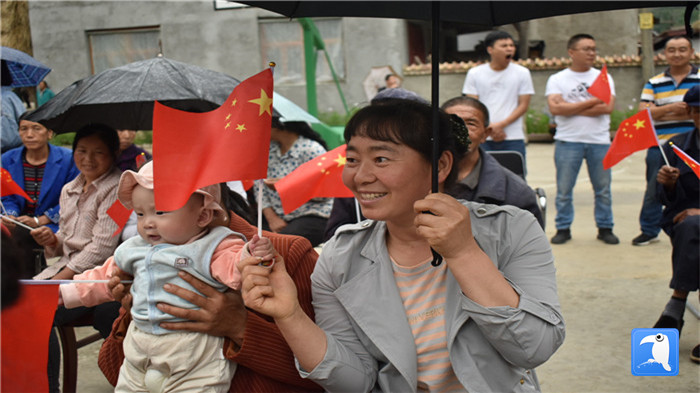 1593596356677660.jpg 隴南市紀(jì)委監(jiān)委黨員干部與宕昌縣官亭鎮(zhèn)杜家村群眾一起慶祝黨的生日。_副本.jpg