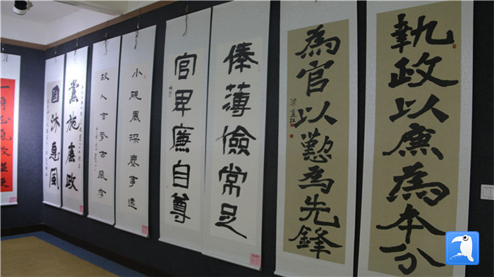 1593596463398926.jpg 7月1日上午,定西市通渭縣紀(jì)委監(jiān)委舉辦“襄郡清風(fēng)·喜迎建黨99周年”廉政文化書(shū)畫(huà)展,共同為黨的生日獻(xiàn)禮。_副本.jpg