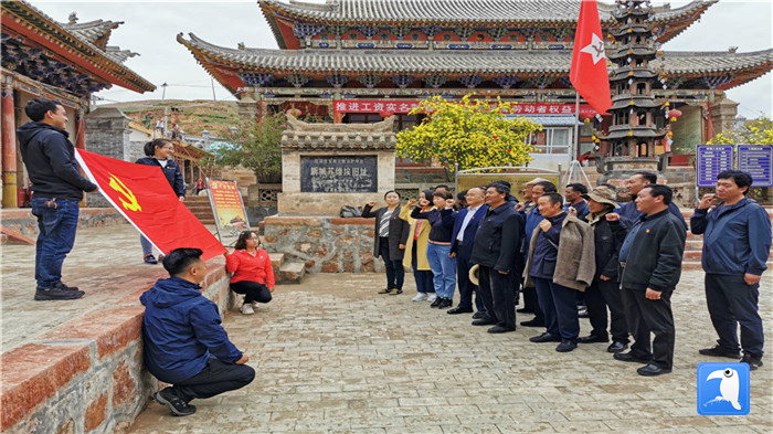 1593596527931775.jpg “七一”前夕,甘南州紀(jì)委監(jiān)委機(jī)關(guān)第二黨支部組織支部黨員和幫扶村黨員赴臨潭縣新城鎮(zhèn)蘇維埃舊址紅色教育基地參觀學(xué)習(xí)活動(dòng)。_副本.jpg