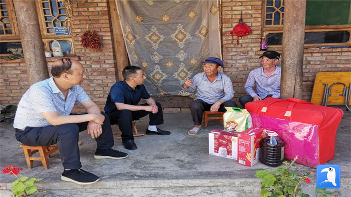 1593596567279505.jpg 在建黨99周年來(lái)臨之際,隴南市禮縣紀(jì)委監(jiān)委在中壩鎮(zhèn)、三峪鄉(xiāng)開(kāi)展“七一”慰問(wèn)老黨員、困難黨員活動(dòng),為他們送去組織的關(guān)懷和節(jié)日的問(wèn)候。_副本.jpg