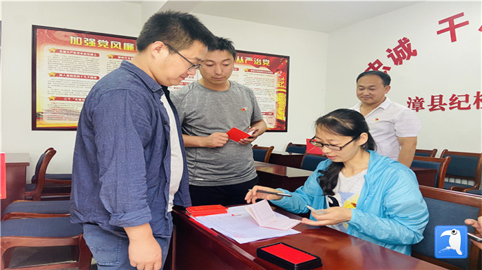 1593597091710673.jpg 定西市漳縣紀(jì)委監(jiān)委現(xiàn)場(chǎng)繳納黨費(fèi)(穆常榮 攝).jpg