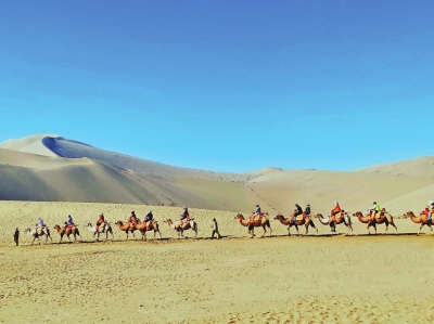 敦煌旅游持續升溫 鳴沙山月牙泉單日游客量破萬