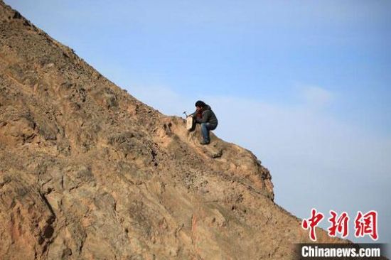 圖為敦煌“80后”畫家張杰龍在敦煌三危山里采集礦石顏料。(資料圖)受訪者供圖 圖為敦煌“80后”畫家張杰龍在敦煌三危山里采集礦石顏料。(資料圖)受訪者供圖