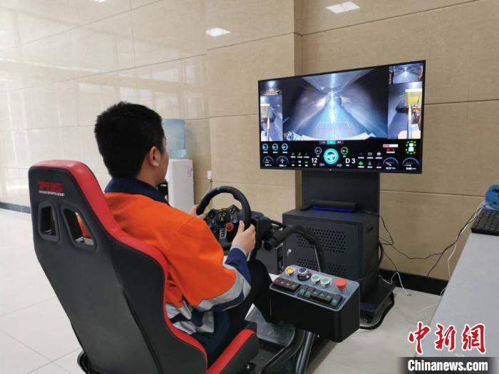 【央媒看甘肅】甘肅千米礦井“5G無人運(yùn)礦車”：駕駛員地表操作似“打游戲”