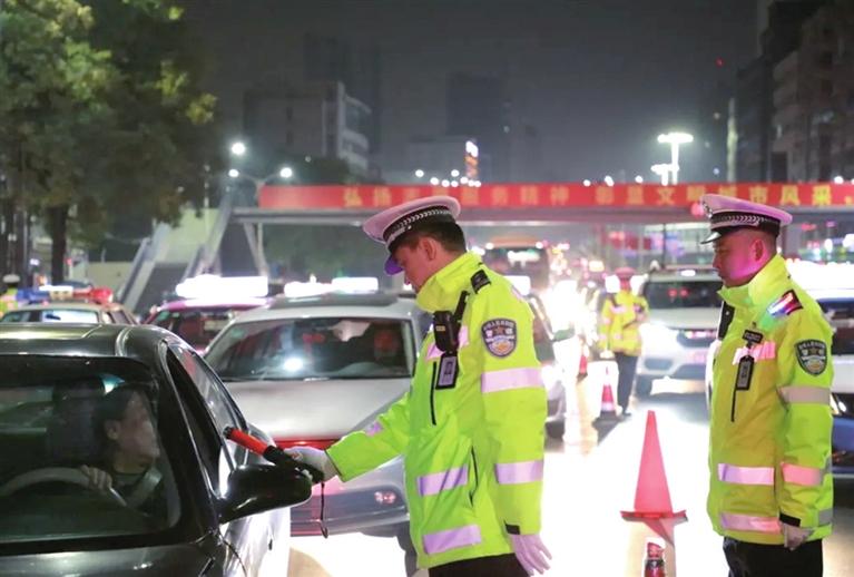 “百日會戰”蘭州交警在行動嚴查酒駕等違法行為