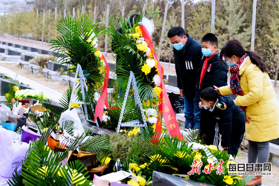 委托快遞、自發(fā)前往，社會各界在陳紅軍烈士墓前獻花致敬