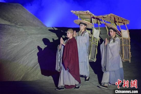 圖為演出現(xiàn)場,該劇獨(dú)創(chuàng)360度旋轉(zhuǎn)并前后移動(dòng)觀眾席,顛覆傳統(tǒng)劇場舞臺(tái)表演模式。 王斌銀 攝 圖為演出現(xiàn)場,該劇獨(dú)創(chuàng)360度旋轉(zhuǎn)并前后移動(dòng)觀眾席,顛覆傳統(tǒng)劇場舞臺(tái)表演模式。 王斌銀 攝