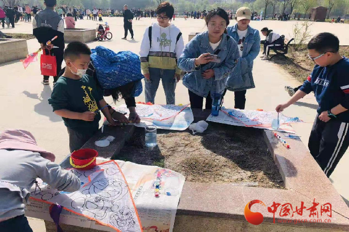 蘭州:  社區親子風箏節  先畫再放樂趣多