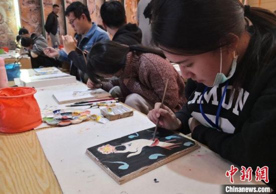 2020年10月,臺灣大學生在敦煌“莫高學堂”體驗泥胚畫手作課。 丁思 攝 2020年10月,臺灣大學生在敦煌“莫高學堂”體驗泥胚畫手作課。 丁思 攝
