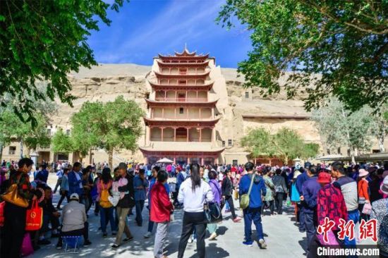 中國(guó)農(nóng)歷四月初八,敦煌民眾傳承歷史習(xí)俗,前往莫高窟燒香禮佛、祈福。(資料圖) 王斌銀 攝 中國(guó)農(nóng)歷四月初八,敦煌民眾傳承歷史習(xí)俗,前往莫高窟燒香禮佛、祈福。(資料圖) 王斌銀 攝