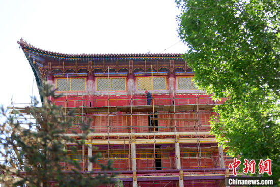 圖為5月上旬,甘肅山丹縣大佛寺內(nèi),工作人員對古建筑大雄寶殿進行修繕。 中新社記者 高展 攝 圖為5月上旬,甘肅山丹縣大佛寺內(nèi),工作人員對古建筑大雄寶殿進行修繕。 中新社記者 高展 攝