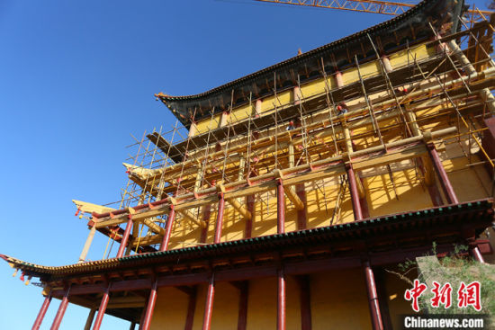 圖為5月上旬,甘肅山丹縣大佛寺內(nèi),正在修繕中的古建筑大雄寶殿。 中新社記者 高展 攝 圖為5月上旬,甘肅山丹縣大佛寺內(nèi),正在修繕中的古建筑大雄寶殿。 中新社記者 高展 攝