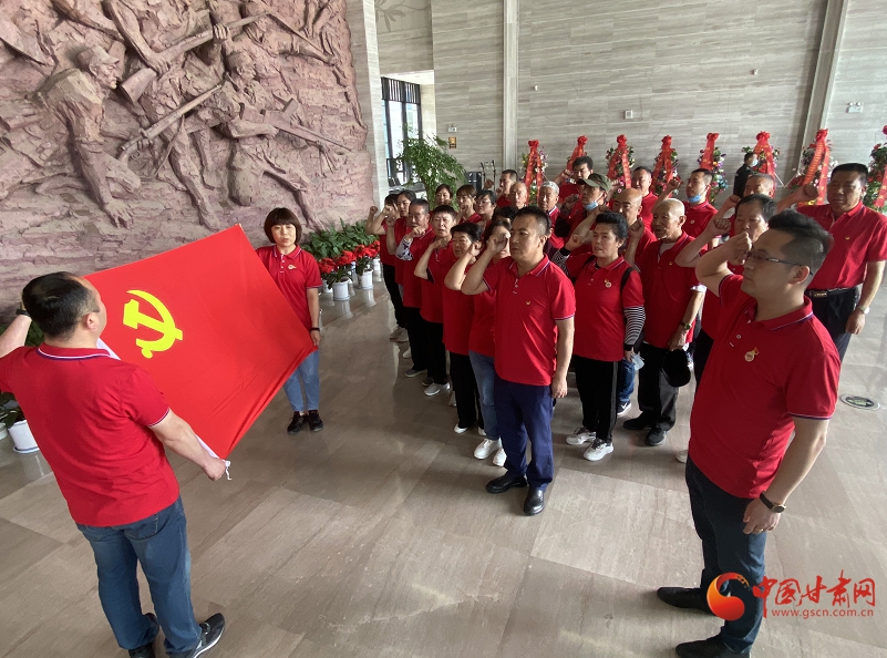 學(xué)習(xí)百年黨史 汲取奮進力量——蘭州拱星墩街道范家灣村社區(qū)黨員走進兩當(dāng)兵變紀念館開展主題黨日活動