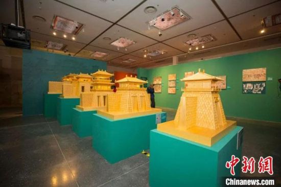 圖為呈現(xiàn)敦煌壁畫(huà)中的建筑和園林之美的復(fù)原模型。(資料圖) 敦煌研究院供圖 圖為呈現(xiàn)敦煌壁畫(huà)中的建筑和園林之美的復(fù)原模型。(資料圖) 敦煌研究院供圖