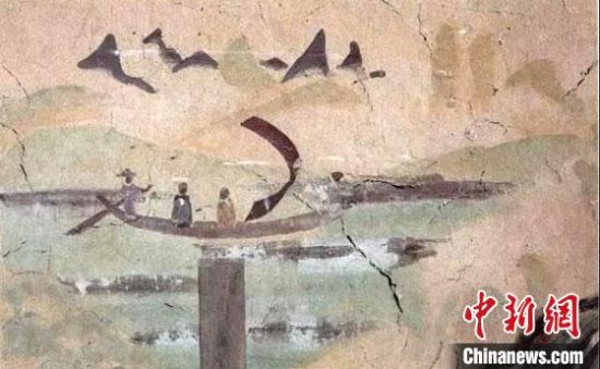 “一人搖櫓晃扁舟,兩人撐篙水上漂。”圖為莫高窟第323窟《搖櫓帆船》(初唐)。 敦煌研究院供圖 “一人搖櫓晃扁舟,兩人撐篙水上漂。”圖為莫高窟第323窟《搖櫓帆船》(初唐)。 敦煌研究院供圖