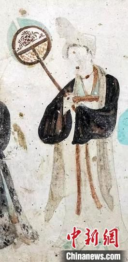 “一把小扇在手,笑對仲夏酷暑。”圖為莫高窟第468窟《執團扇女供養人》(中唐)。 敦煌研究院供圖 “一把小扇在手,笑對仲夏酷暑。”圖為莫高窟第468窟《執團扇女供養人》(中唐)。 敦煌研究院供圖