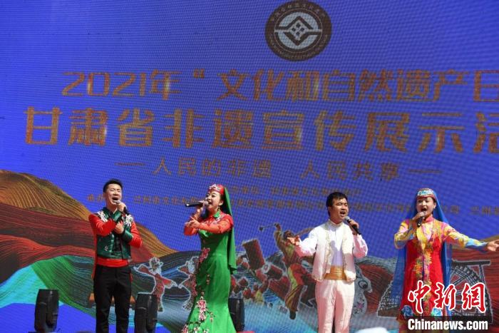 圖為甘肅臨夏回族自治州非遺傳承人演唱花兒?！钇G敏 攝