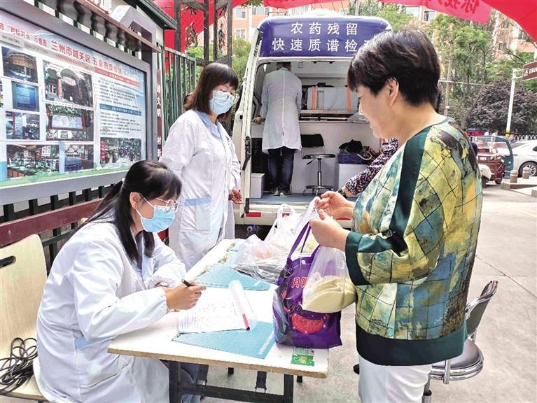 “你送我檢”現場查 食品安全有保障 農藥殘留快檢車開進蘭州菜市場