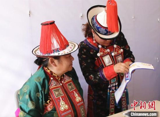 圖為用活態(tài)傳習(xí)的模式促進(jìn)裕固族非物質(zhì)文化遺產(chǎn)的保護(hù)傳承。 史靜靜 攝 圖為用活態(tài)傳習(xí)的模式促進(jìn)裕固族非物質(zhì)文化遺產(chǎn)的保護(hù)傳承。 史靜靜 攝