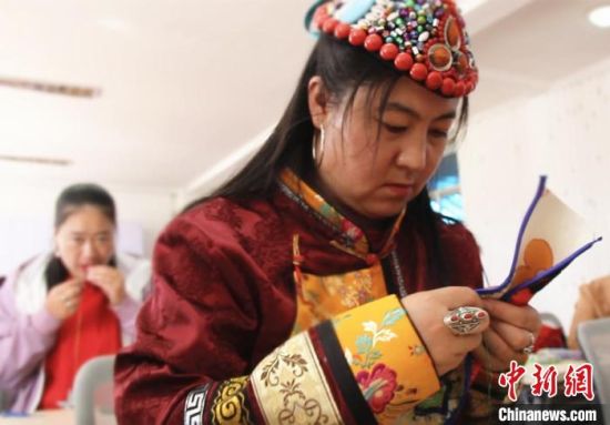 圖為裕固族婦女學(xué)習(xí)刺繡。 史靜靜 攝 圖為裕固族婦女學(xué)習(xí)刺繡。 史靜靜 攝