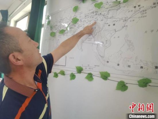 圖為甘肅省社會科學院絲綢之路研究所所長侯宗輝指出《絲綢之路古文明》課題組考察線路。 閆姣 攝 圖為甘肅省社會科學院絲綢之路研究所所長侯宗輝指出《絲綢之路古文明》課題組考察線路。 閆姣 攝