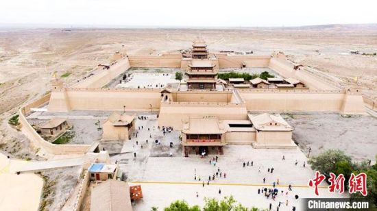 圖為7月中旬，世界文化遺產——嘉峪關，它是中國明代萬里長城的西端起點。　高展　攝