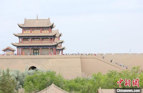 歷經數十載保護修繕的古老關城得以延年益壽，成為了海內外游客“絲路游”的必經打卡地。　高展 攝