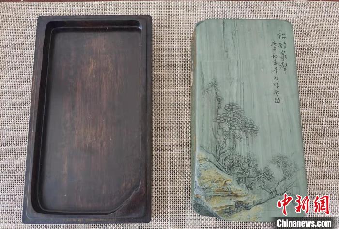 圖為盧保勝為提升洮硯文化內(nèi)涵,制作“一硯一銘、一盒一拓”成品展示。 張婧 攝 圖為盧保勝為提升洮硯文化內(nèi)涵,制作“一硯一銘、一盒一拓”成品展示。 張婧 攝