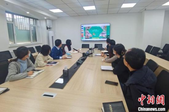 圖為甘肅教育出版社《寫給青少年的敦煌故事》叢書項目組，探討圖書封面設計。　閆姣 攝