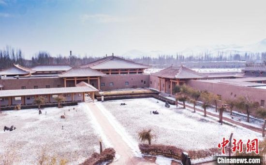 圖為雪落大漠古堡——敦煌山莊。　王斌銀 攝