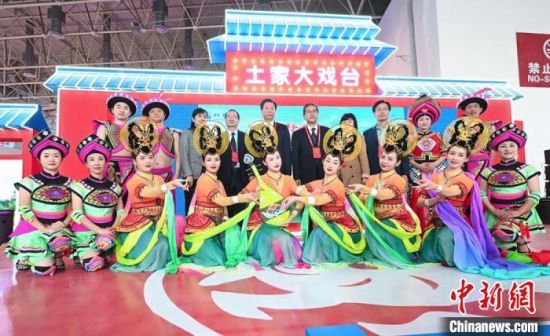 11月26日,“甘肅團”在首屆中國(武漢)文化旅游博覽會展區的“土家大戲臺”,與“湖北團”互訪交流。 甘肅省文化和旅游廳供圖 11月26日,“甘肅團”在首屆中國(武漢)文化旅游博覽會展區的“土家大戲臺”,與“湖北團”互訪交流。 甘肅省文化和旅游廳供圖