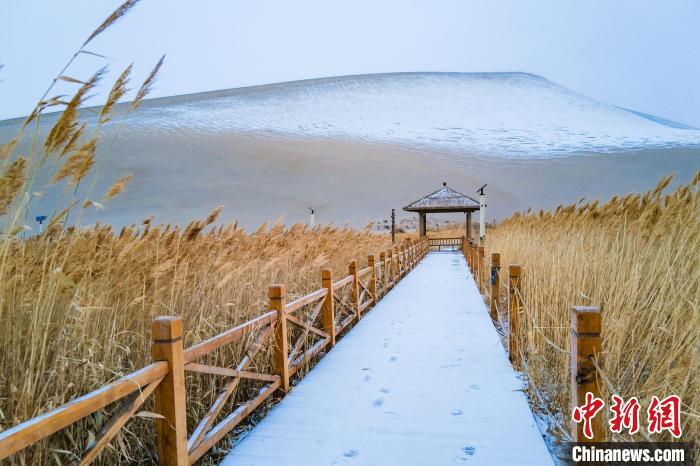 2021年11月28日，在敦煌鳴沙山月牙泉景區，沙雪交融，更顯北國風情。　王斌銀 攝