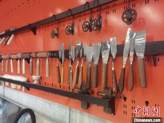 圖為徐晉林制作雕版敦煌壁畫所用工具。 閆姣 攝 圖為徐晉林制作雕版敦煌壁畫所用工具。 閆姣 攝