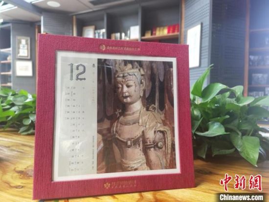 圖為徐晉林制作的敦煌題材的手工書《走進沙漠敦煌——莫高窟與藏書票藝術》,深受讀者喜愛。 閆姣 攝 圖為徐晉林制作的敦煌題材的手工書《走進沙漠敦煌——莫高窟與藏書票藝術》,深受讀者喜愛。 閆姣 攝