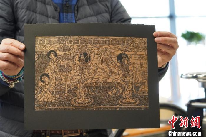 圖為手工書藝人展示敦煌雕版壁畫印刷品。 九美旦增 攝 圖為手工書藝人展示敦煌雕版壁畫印刷品。 九美旦增 攝