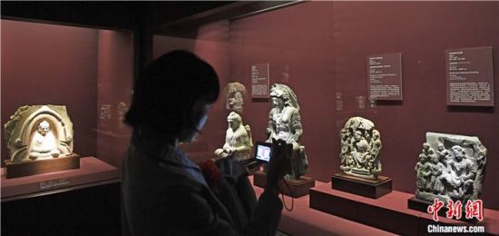 2018年8月，《平山郁夫的絲路世界——平山郁夫絲綢之路美術(shù)館文物展》在甘肅敦煌莫高窟開展。中新社記者 楊艷敏 攝