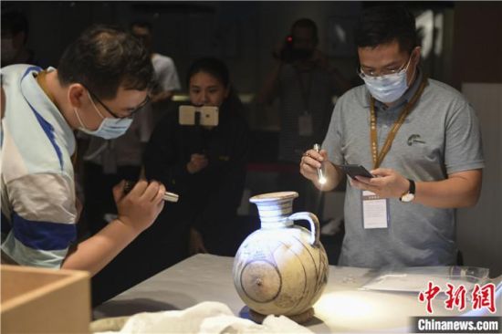 2020年6月，在長沙博物館舉行“從地中海到中國：絲路寶藏——平山郁夫絲綢之路美術(shù)館藏文物展”前，專家開箱鑒定文物。中新社記者 楊華峰 攝
