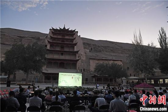 2018年8月，在敦煌莫高窟標志性建筑“九層樓”前，《回顧平山郁夫先生的貢獻》座談會舉行。來自中日兩國的專家、學者共同懷念這位情系敦煌數(shù)十載的繪畫巨匠、中日友好的文化使者、世界文化遺產(chǎn)的守護者。中新社記者 楊艷敏 攝