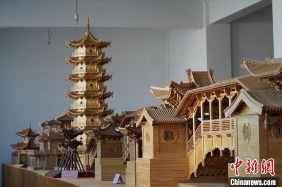 圖為古建筑模型制作技藝傳習所展廳內的微縮古建筑作品。 九美旦增 攝 圖為古建筑模型制作技藝傳習所展廳內的微縮古建筑作品。 九美旦增 攝