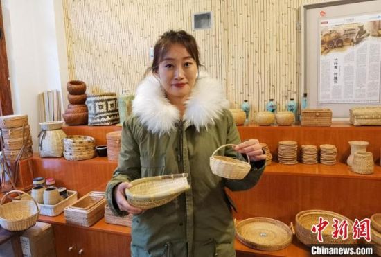 40多種精小玲瓏、純手工制作的新型盛食容器、居家工藝品等，每一件都令人愛不釋手。　馮志軍 攝