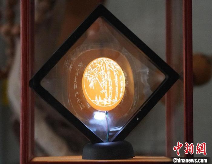 圖為吳義澤新包裝給蛋雕呈現(xiàn)立體感。 九美丹增 攝 圖為吳義澤新包裝給蛋雕呈現(xiàn)立體感。 九美丹增 攝
