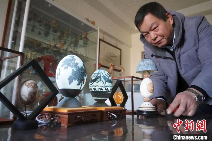 圖為吳義澤展示的最新創(chuàng)作的蛋雕作品。 九美丹增 攝 圖為吳義澤展示的最新創(chuàng)作的蛋雕作品。 九美丹增 攝