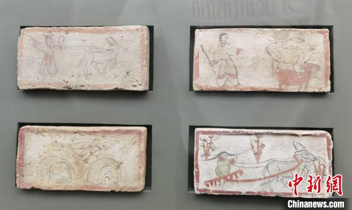 圖為嘉峪關長城博物館館藏文物魏晉墓彩繪畫像磚中豐富多彩的古代農牧業(yè)生產活動。(資料圖) 丁思 攝 圖為嘉峪關長城博物館館藏文物魏晉墓彩繪畫像磚中豐富多彩的古代農牧業(yè)生產活動。(資料圖) 丁思 攝