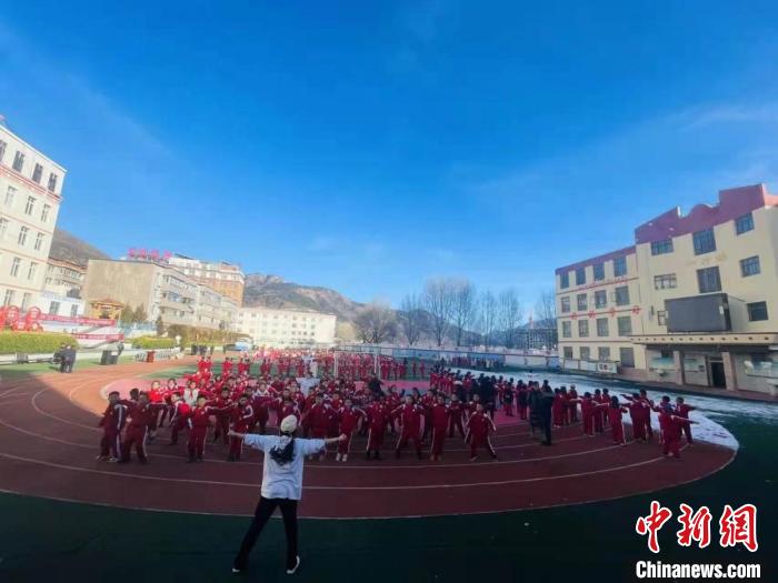 圖為街舞老師教授藏族學(xué)子跳街舞。 陳善雄 攝 圖為街舞老師教授藏族學(xué)子跳街舞。 陳善雄 攝