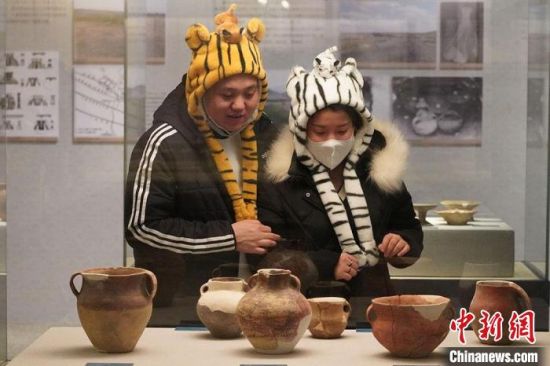 圖為市民戴虎頭帽在博物館內(nèi)參觀。九美旦增 攝 圖為市民戴虎頭帽在博物館內(nèi)參觀。九美旦增 攝